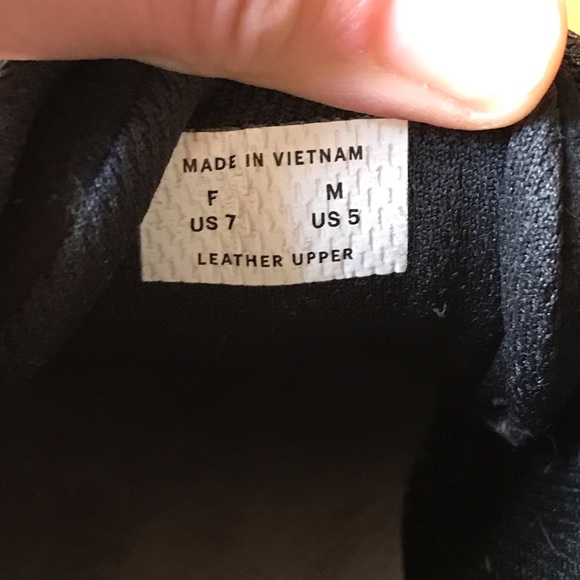 Everlane Black Sneakers - Picture 8 of 9